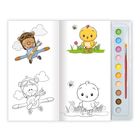 Malbuch: Oben bunter Bär im Flugzeug, unten schwarz-weißer Bär. Rechts Küken mit Blume, oben farbig, unten schwarz-weiß.