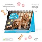 Kalender mit "GLÜCK AUF VIER PFOTEN" und Welpenbild, Ringbindung, Aufsteller. Größe: 17 x 14 cm.