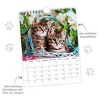April-Kalendarium mit niedlichen Katzen in einem Korb, umgeben von Blumen. Platz für Notizen ist vorhanden.