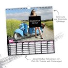 "ZENSIERTER INHALT", "heiße Girls und historische Fahrzeuge", "übersichtliches Kalendarium". Frau auf blauem Roller.