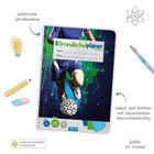 "Name:", "Klasse:", "Der Grundschulplaner 2026/27". Fußball-Thema, Illustrationen von Glühbirne, Stift, Atom, Pinsel.