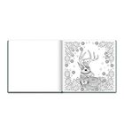 Keine Texte vorhanden. Illustration eines Hirsches mit Verzierungen, umrahmt von Blättern und Ornamenten. Linke Seite leer.