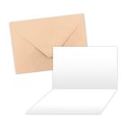 Ein beiger Umschlag und eine weiße, leere Klappkarte sind gemeinsam dargestellt.