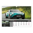 MÄRZ 2027, Aston Martin Vantage auf einer Straße, Kalenderansicht, sportliches Auto in grüner Landschaft.