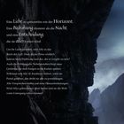 Eine Liebe, so grenzenlos wie der Horizont. Dunkle Felsen und ein nebliger, mystischer Himmel im Hintergrund.