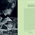 EINLEITUNG: 22 Geschichten. 7 Reportagen. 66 Rezepte. Mann konzentriert sich beim Kochen, im Sonnenlicht gebeugt.