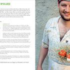 "Fliegenpilze" ist der Titel, mit einem Rezept für dekorative Pilz-Eier. Ein Mann lächelt und hält einen Teller mit den Pilzen.