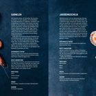 "Garnelen", "Jakobsmuscheln", mit Beschreibungen ihrer Eigenschaften und Zubereitung auf dunkelblauem Hintergrund, links Garnelen, rechts Jakobsmuscheln.