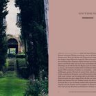 EINFÜHRUNG. Ein grüner Garten mit Treppe und Bäumen führt zu einem großen Haus mit Bogenfenster und blauen Fensterläden.