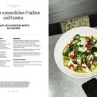 "Salat mit sommerlichen Früchten und Gemüse." Teller mit Salat aus Gemüse, roten Beeren und weißem Käse.