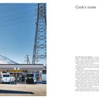 Cook's notes: Text beschreibt ein japanisches "konbini", vor einem vulkanischen Hintergrund. Im Vordergrund geparkt Autos.