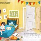 Zeichnung: Ein Kind im Zimmer mit Chamäleon-Illustrationen. Oben Wäscheleine mit Bildern, rechts Kartons, links Kind auf Bett.