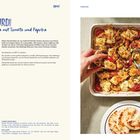 Titel: Bouyiourdi. Gebackener Feta mit Tomate und Paprika. Rezept für 4-6 Portionen. Bild zeigt Feta-Auflauf.