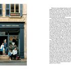 Links unten: "Ein Hauch Frankreich". Oben: "THE COOK'S ATELIER". Personen stehen vor einem Laden in einem historischen Gebäude. Rechts Text.