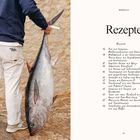 Links hält eine Person einen großen Fisch. Rechts steht "Rezepte" und eine Liste mit Rezeptnamen und Seitenzahlen.