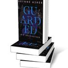Auf dem Cover steht "Brynne Asher, Guarded, Die Beschützer, Roman, Forever". Ein gestapelter Buchstapel.