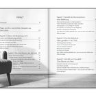 Inhalt: Vorwort, Kapitel zu Beziehungs- und Intimitätsthemen mit Seitenzahlen. Links ein Sofateil, Holzboden darunter.