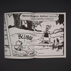 "Meine Skulptur, buhuu! Jetzt ist sie endgültig verloren!" Eine Ente aufrecht, trauernd am Ufer, 'BLUBB!' im Wasser.