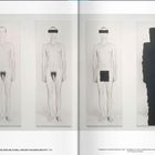 "VIER ANSICHTEN ODER WIE SCHNELL VERLIERT MAN SEINE IDENTITÄT 1976." Vier Fotos zeigen eine schrittweise Verhüllung einer stehenden Figur.