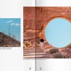 „Oh“, C-Print, 50 x 70 cm und 100 x 140 cm, je 2 Ex, 1 AP. Felsbogen mit großem kreisförmigem Loch und Personen.