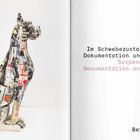 Texte: "Im Schwebezustand zwischen Dokumentation und Erzählung", "Suspended Between Documentation and Narration", "Bettina Spörr". 

Links eine Skulptur eines Hundes, bedeckt mit Zeitungsausschnitten.