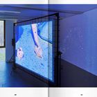 Seitenzahlen 30 und 31. Eine Projektion zeigt Hände auf blauer Oberfläche, daneben Punkte an der Wand.