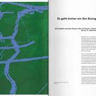 "Es geht immer um den Bezug zwischen Figur und Grund." Links ein abstraktes Gemälde in Grün und Blau.