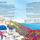 Einladender Text, der Eltern und Kinder anspricht. Griechisches Inseldorf, blaue Kuppeln, Bougainvillea, Meer, Eule-Illustration.