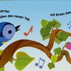 "Die Vögel im Garten begrüßen den neuen Tag mit ihrem Gesang." Zwei blaue Vögel singen auf einem Ast.