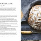 Titel: "Vollkornweizen-Sauerteig". Links Rezepttext, rechts ein Brotlaib auf Stoff mit Messer.