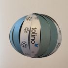Text "tolino" und ein blauer Schmetterling auf einer kugelartigen Papierdekoration mit Schneeflockenmuster.
