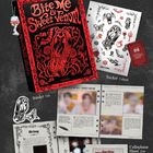 "Bite Me & Sweet Venom" Lyrics Guide Binder Book mit rotem Cover, Stickerbogen, Schlüsselanhänger, Ordner und Folienblatt.