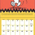 „Snoopy“, „DEBUT: 10-4-1950“, „February“. Illustration von Snoopy, der in der Luft schwebt. Kalendermonat Februar.