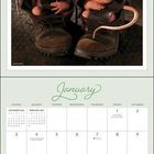 Oben: "ANNE GEDDES", zwei schlafende Babys in Mäusekostümen in alten Schuhen. Unten: Kalenderseite für Januar.