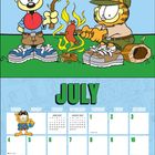 Oben drei Comic-Panels mit Garfield: Überlebensfähigkeiten im Sommercamp. Unten Kalenderseite für Juli.