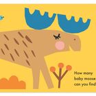 Hello Big Moose! How many baby moose can you find? You found...one baby! Illustration: Ein großer Elch, grüner Baum.