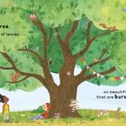 Text: "I see a tree, with thousands of leaves... on beautiful branches that are bursting with life." Illustration: Ein großer Baum mit Tieren und zwei spielenden Kindern.