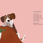 Text: "Love That Dog" von Sharon Creech. Illustration: Ein Hund schaut über den Rand eines Tisches mit Pflanze.