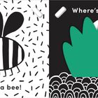Links steht "Here's a bee!" neben einer Biene. Rechts steht "Where’s the duck?" hinter einem grünen Busch versteckt.