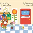 Text: "Suki welcomes everyone. 'Come inside, let's have some fun.' In the classroom, lessons start. First it's music, next it's art." Illustration mit Tieren in einem Klassenzimmer.