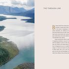 Text: "THE THROUGH LINE"
Ein Fluss windet sich durch eine bergige, bewaldete Landschaft.
