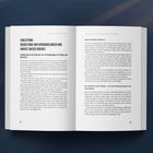 Ein Buch liegt offen, linker Text: "EINLEITUNG: BEDEUTUNG VON VERHANDLUNGEN UND ANSATZ DIESES BUCHES". Rechter Text erläutert Verhandlungsstrategien.
