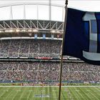 Große blaue Fahne mit der Nummer 12, im Hintergrund ein voll besetztes American-Football-Stadion.