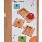 "montessori by Eichhorn" und "1+". Holzspielzeug mit Formen zum Einsetzen, bunt bedruckte Verpackung, verspielte Dreiecke und Kreise.