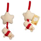 Kleines Stofftier von Winnie Puuh, hängt an einem roten Band unter einem flauschigen, weißen Stern.