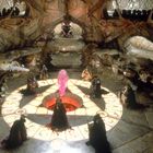 Ein Raum mit Runen auf dem Boden, ein großer rosa Kristall in der Mitte, umgeben von dunklen, vermummten Figuren.