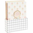 Keine erkennbaren Texte. Ein geometrisches Muster mit Karten, die Blumenmuster zeigen.