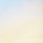 Verlauf von Blau zu sanften Gelbtönen, der an einen klaren Himmel mit einem Hauch von Sonnenuntergang erinnert.