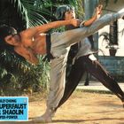 „BILLY CHONG DIE SUPERFAUST DER SHAOLIN SUPER-POWER“. Zwei Männer kämpfen im Freien, einer tritt mit hohem Beintritt.