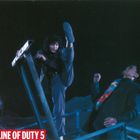 „IN THE LINE OF DUTY 5“ steht in großen roten Buchstaben. Eine Frau tritt einen Mann in einem spannungsgeladenen Moment.